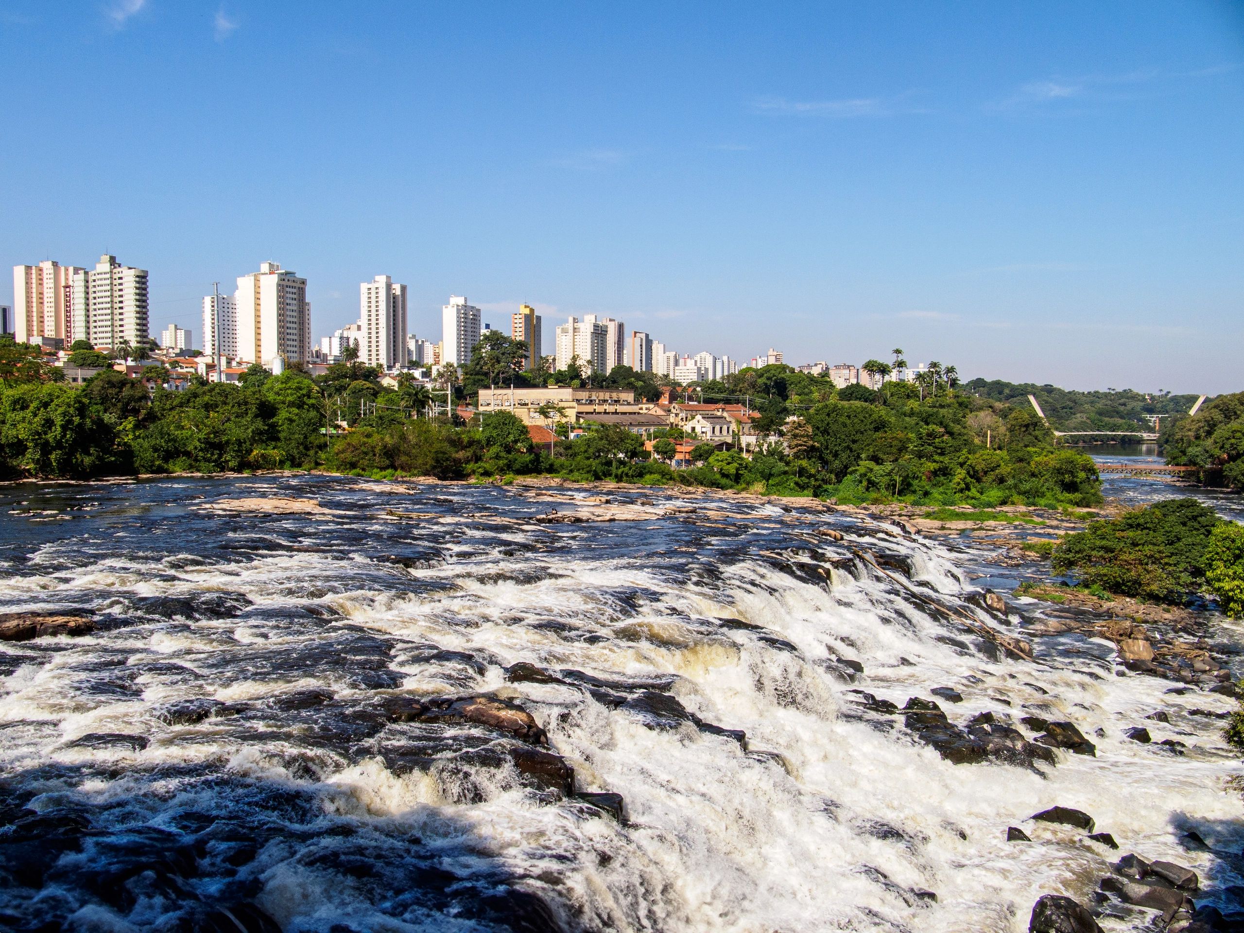 Horizonte de Piracicaba e corredeiras do rio