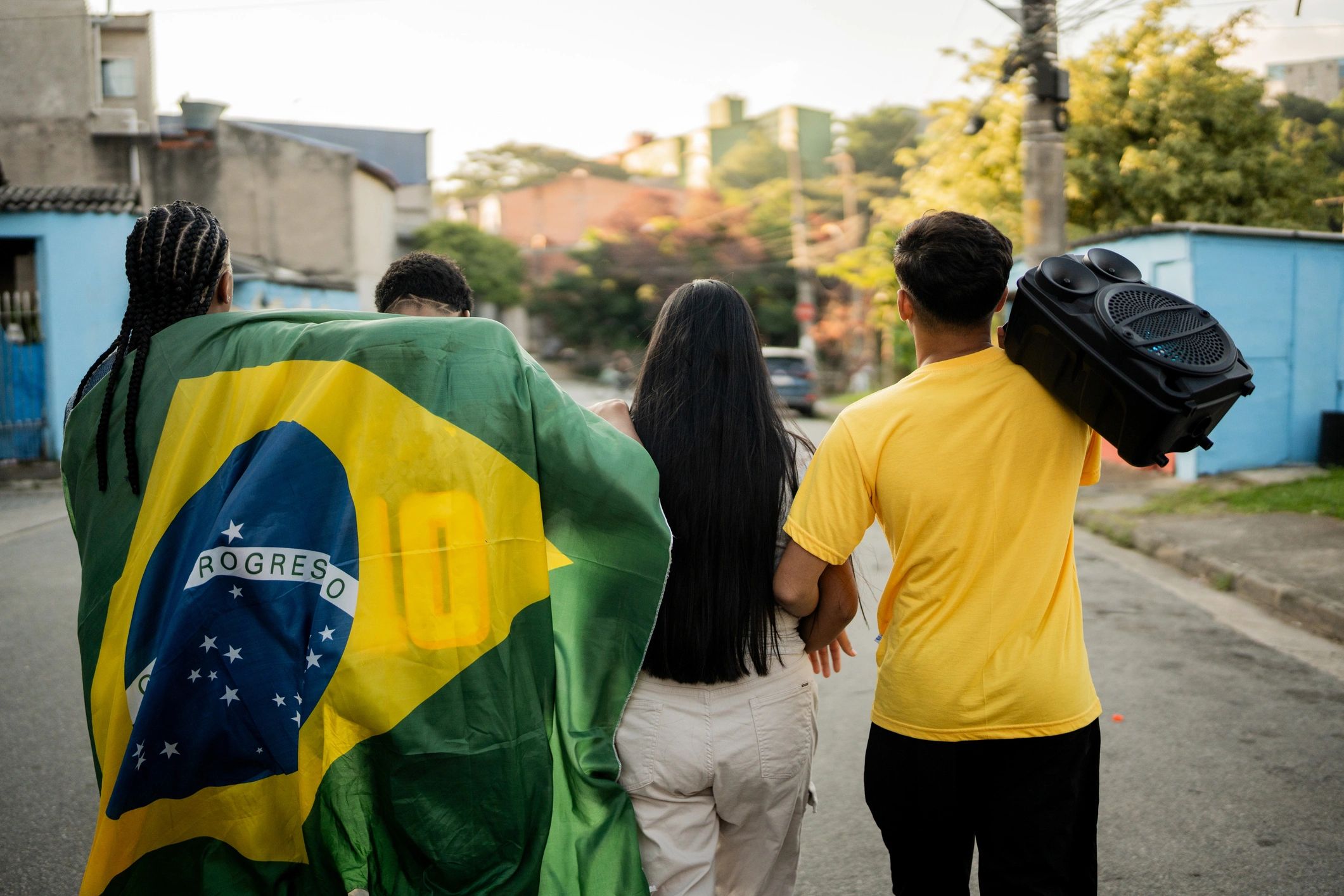 Amigos caminhando juntos em comunidade